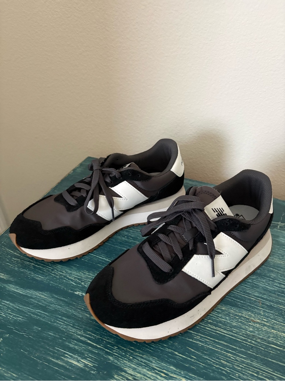 New Balance Unisex Black, White & Gray Retro Sneaker